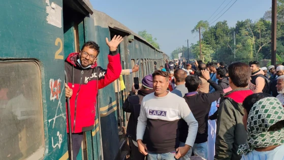 ফরিদপুরে দীর্ঘ ৩৫ বছর পর বাইতুল আমান কলেজ গেটে থামল ট্রেন